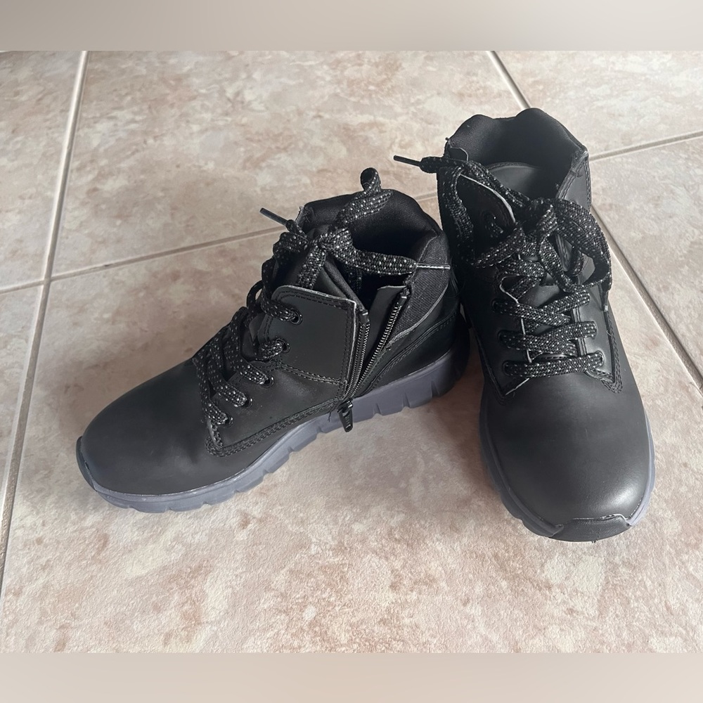 Stride Rite rim rock 2.0 black size 1M kids shoes. Excellent, like new